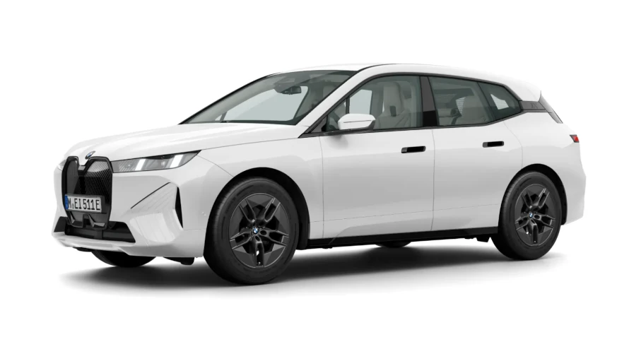 BMW iX xDrive45, sportliches SUV in Alpinweiß.