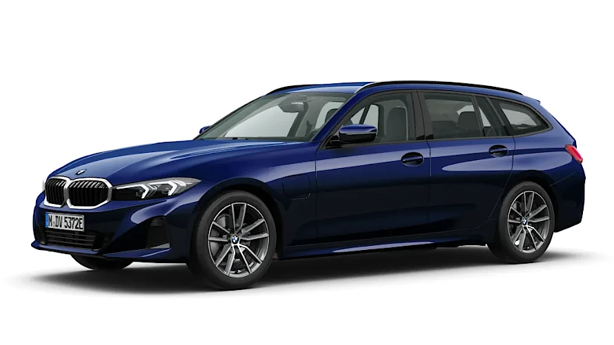 BMW 330e Touring, sportliches Kombi-Automobil in Tansanitblau auf weis.