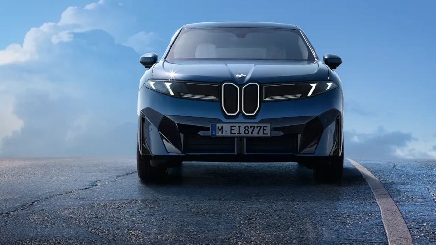 Der neue BMW iX3 vor blauem Horizont