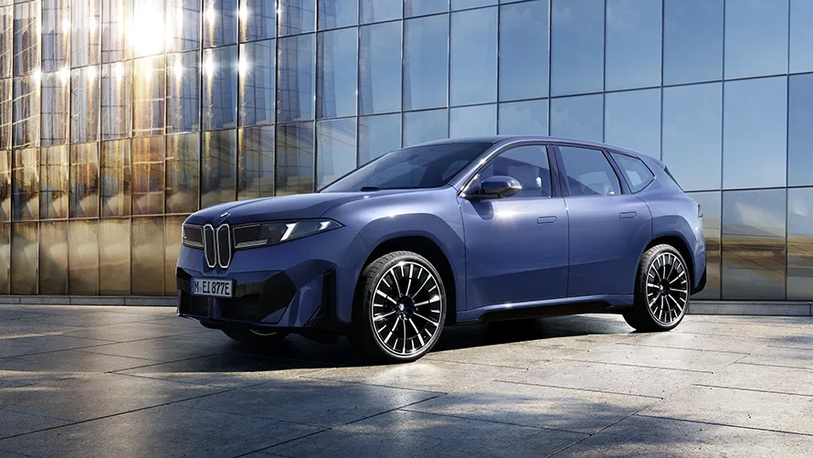 Der neue BMW iX3 in Fahrt auf einer Landstrasse
