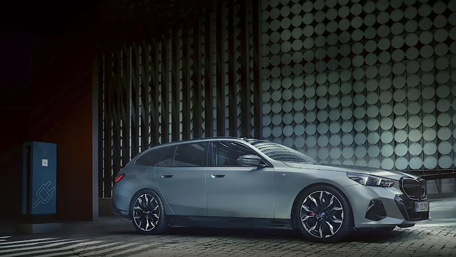 BMW i5 M60 Touring vor urbaner Kulisse